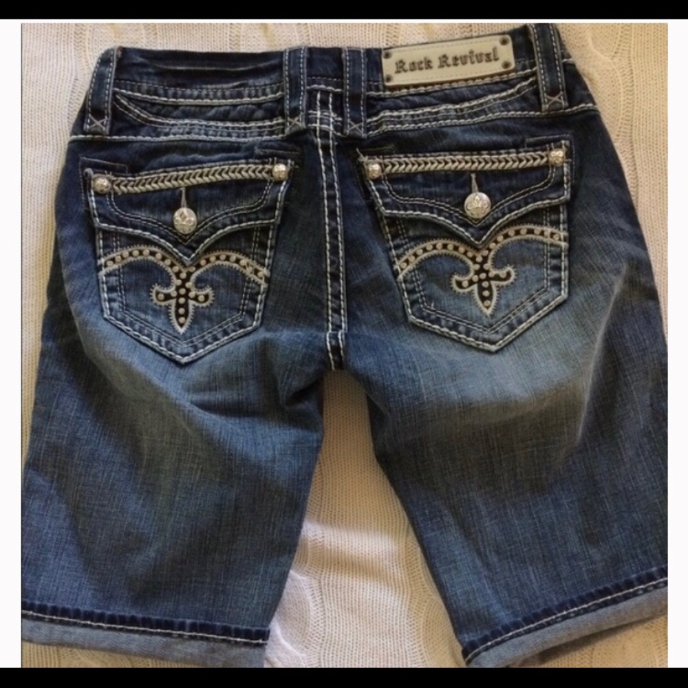 Nwot rock Revival Sasha bramudas shorts 29